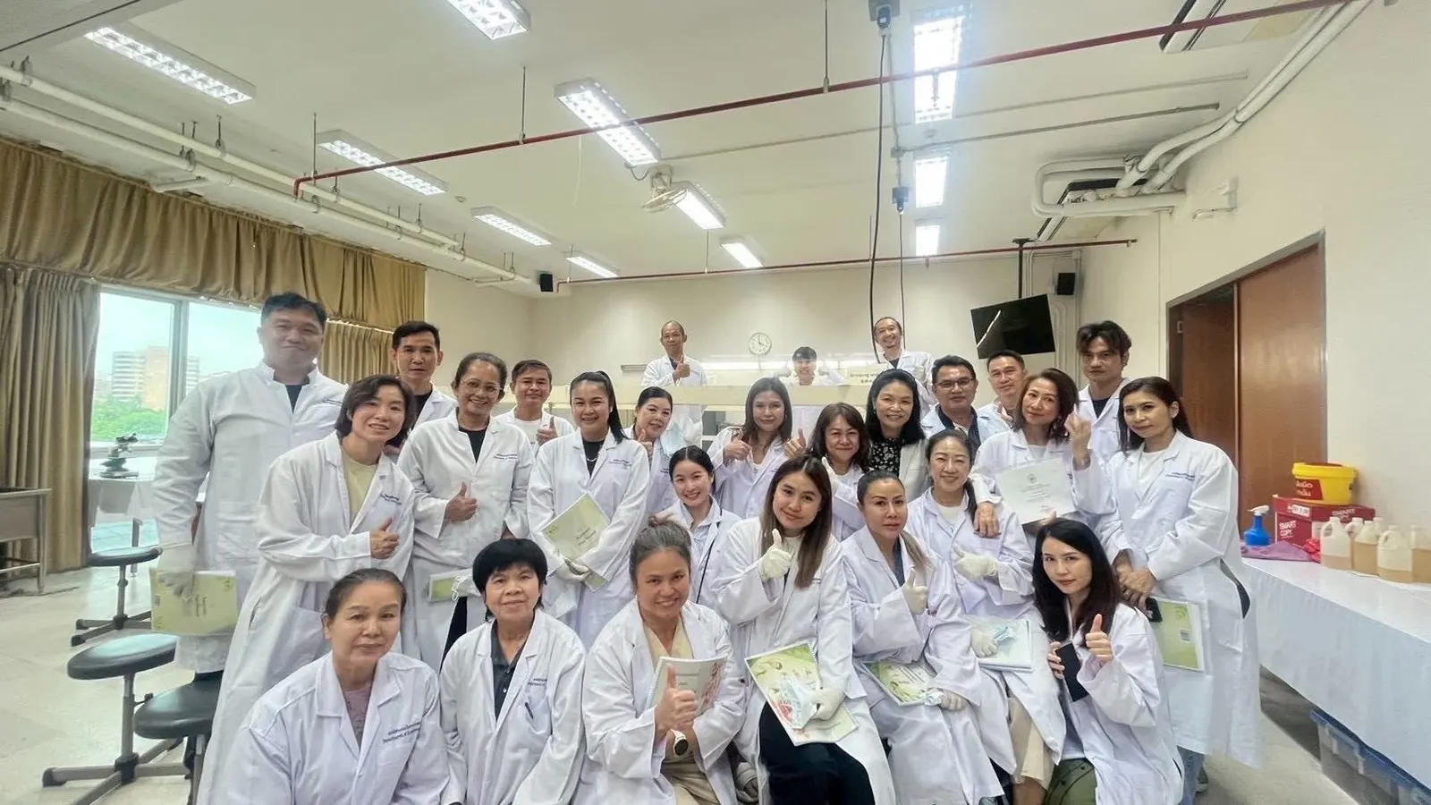 Mo's anatomy class with teaching doctors