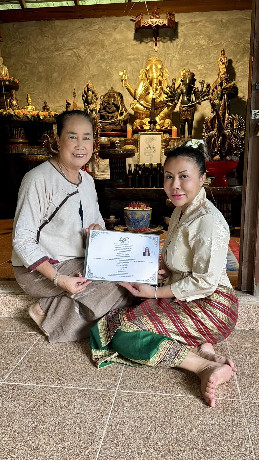Mo receiving her Lanna Tok Sen certificate from her teacher