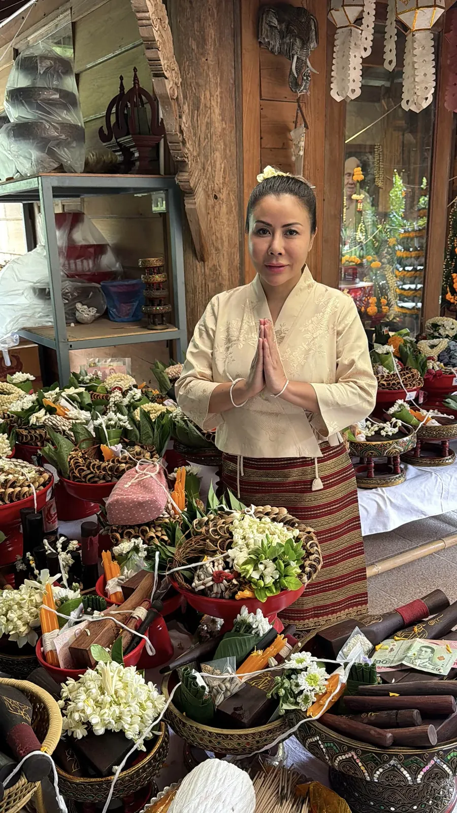 Mo presenting wai kru offerings during her training in Chiang Mai